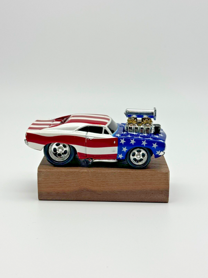 2001 MAISTO MUSCLE MACHINES '69 DODGE CHARGER AMERICAN FLAG BLOWN ENGINE 1/64