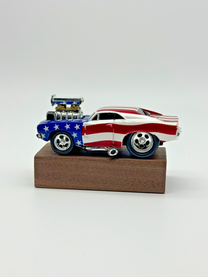 2001 MAISTO MUSCLE MACHINES '69 DODGE CHARGER AMERICAN FLAG BLOWN ENGINE 1/64